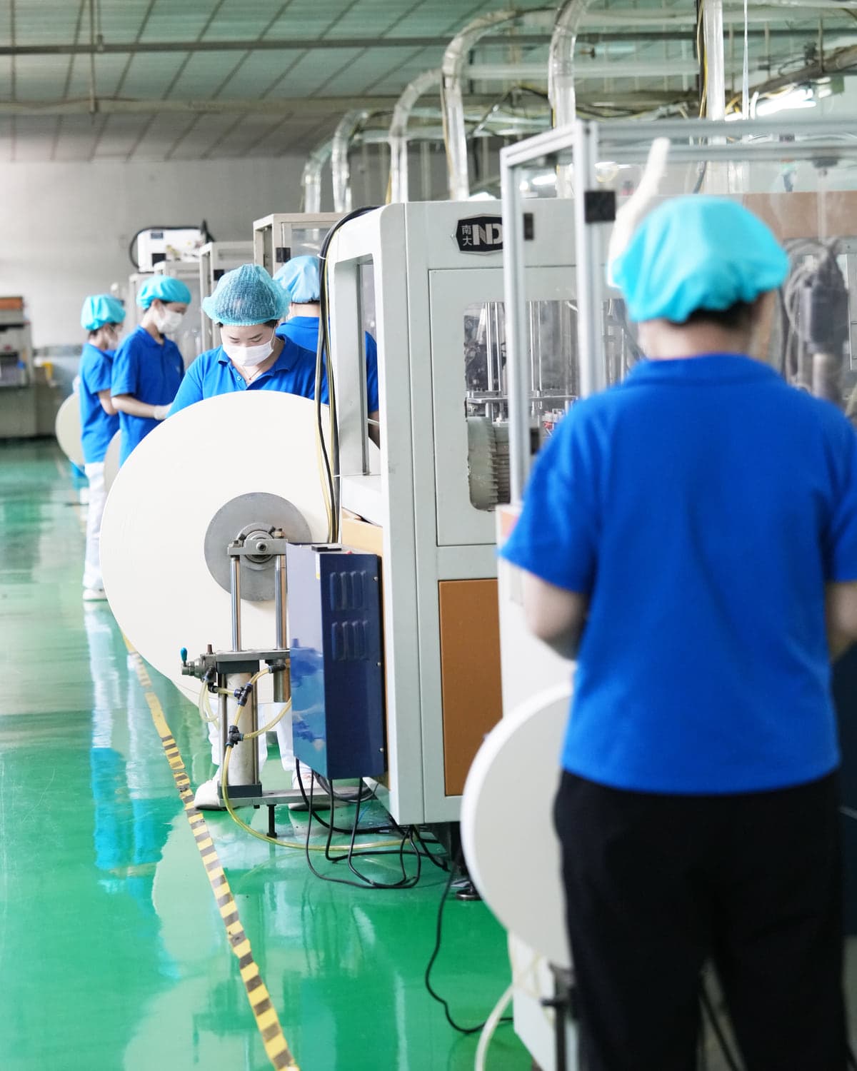 製造ラインで作業するスタッフ