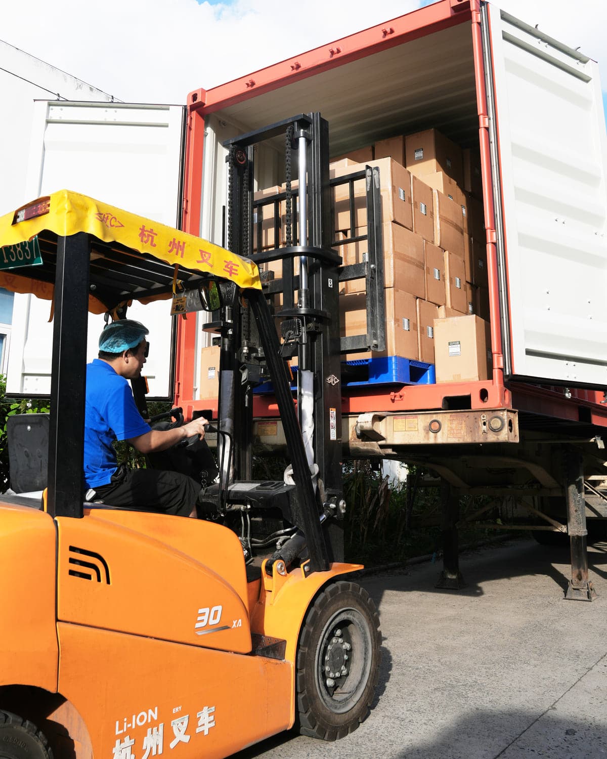 倉庫で梱包・出荷するスタッフ