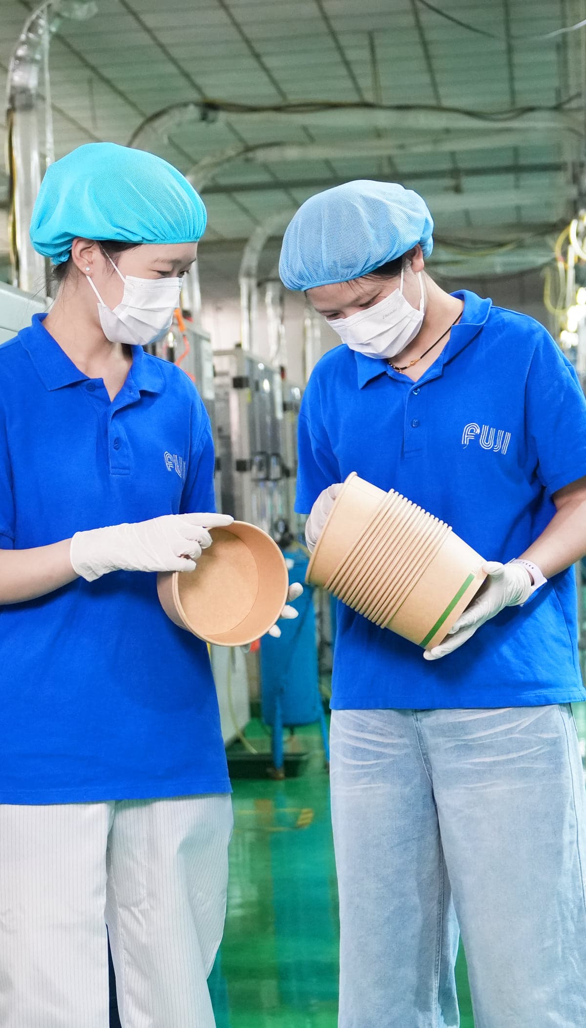 製品サンプルと仕様を確認する生産・品質管理担当者