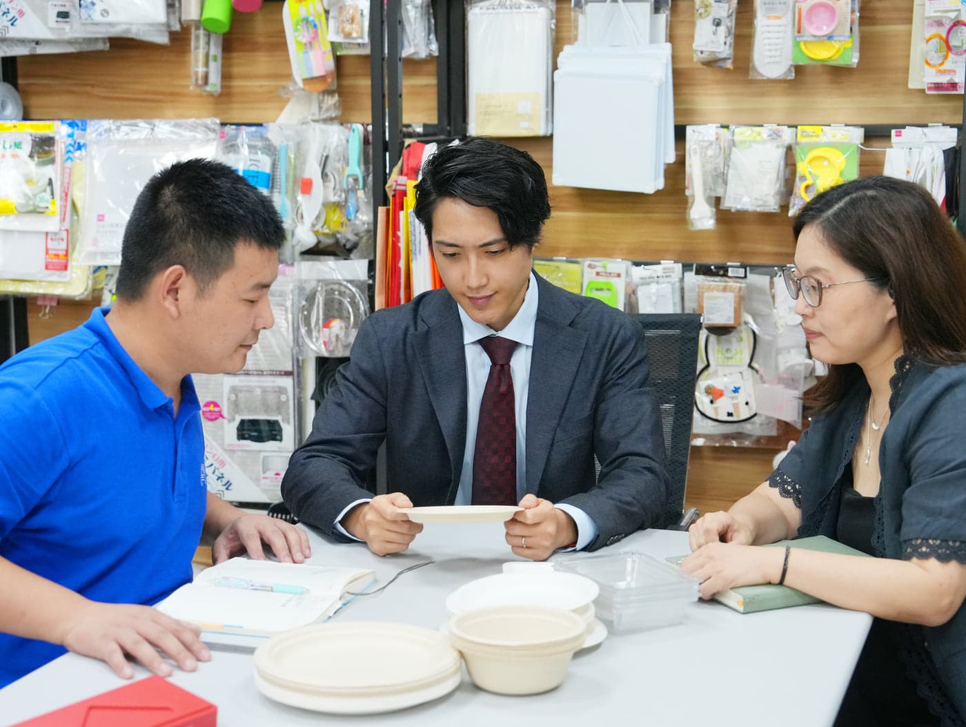 素材見本と製品サンプルを使った仕様検討