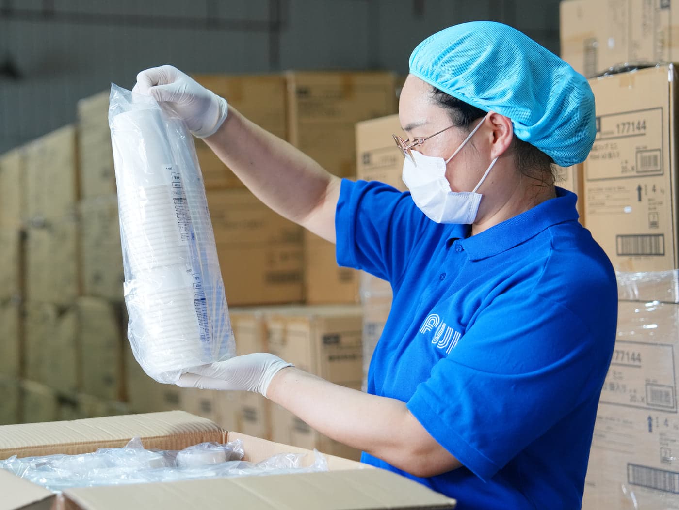 製造指示書と設備を確認する生産担当者