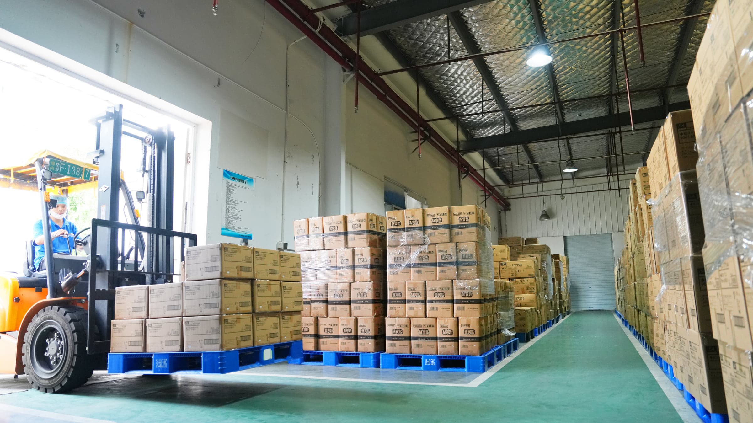 製品を保管し出荷準備を行う自社倉庫