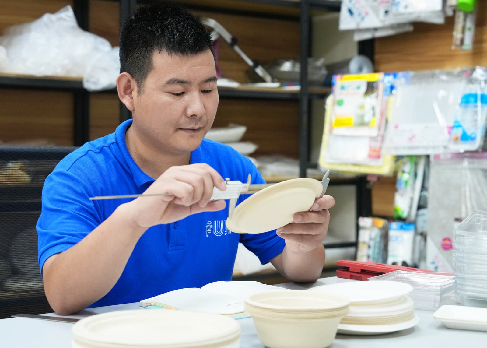 製品の外観と仕様を確認する品質管理担当者