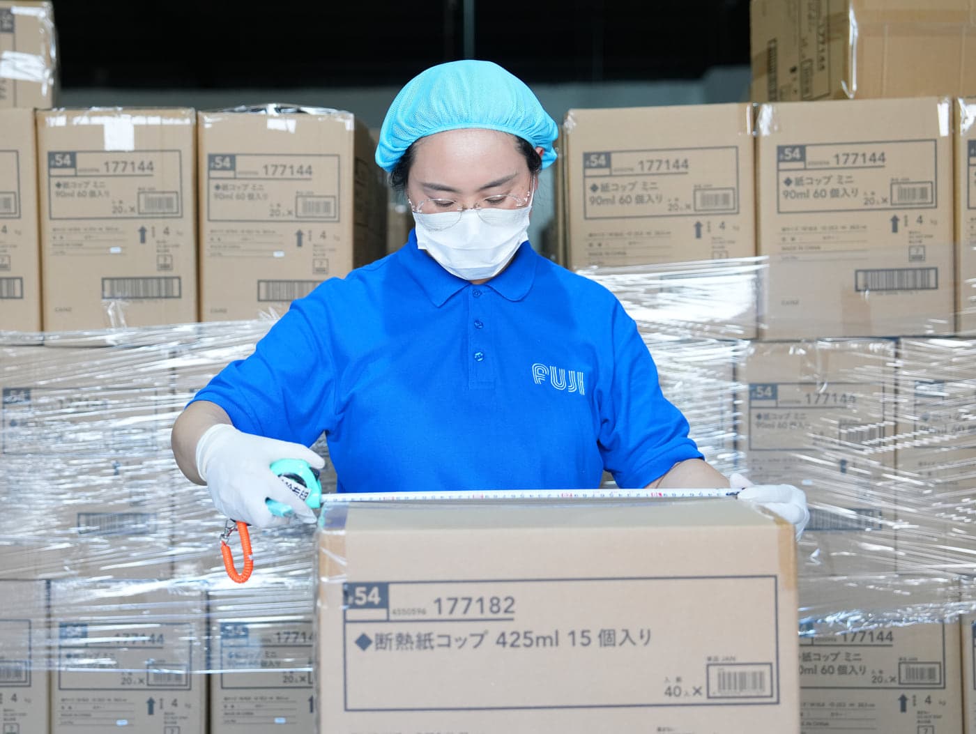 出荷前の外箱の状態を確認する担当者