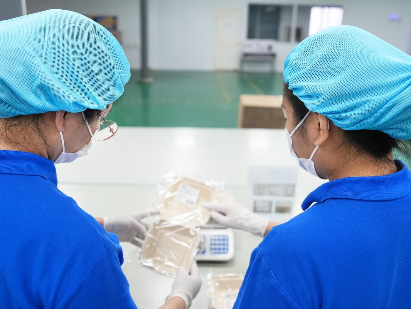 仕様書と製品サンプルを照らし合わせて確認する担当者